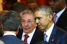 Kubánský vůdce Raúl Castro a americký prezident Barack Obama se v panamské metropoli setkali na summitu.