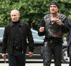 Prezident Vladimir Putin s vůdcem "Nočních vlků" Alexandrem Zaldostanovem.
