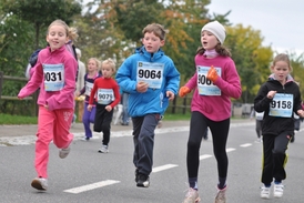 Děti se účastní běžeckého závodu (ilustrační foto).