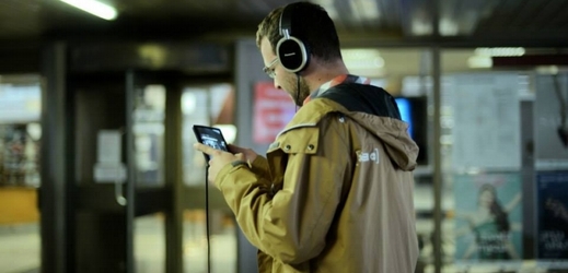 Diváci jsou vybaveni iPadem a sluchátky s 3D zvukem a vydávají se na cestu do podzemí.