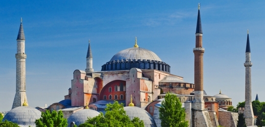 Monumentální chrám postavený v 6. století, v němž byli korunováni byzantští císařové, se změnil v mešitu po dobytí Konstantinopole Turky v 15. století.