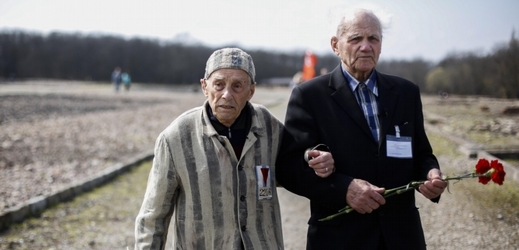 Přeživší vězni na oslavách 70. výročí osvobození tábora Buchenwald.