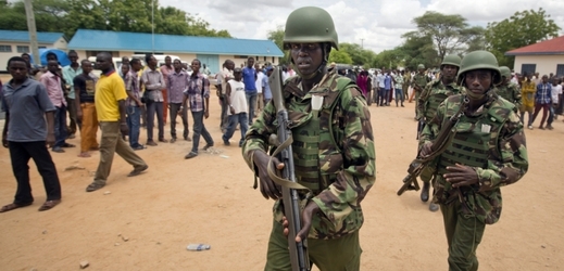 Keňa se snaží zabránit dalším útokům islamistů přestěhováním uprchlického tábora do Somálska (Foto ukazuje zvýšená bezpečnostní opatření po útoku na univerzitu).