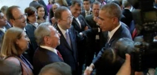 Barack Obama si třese rukou s Raúlem Castrem.