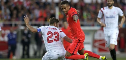 Neymar se snaží projít přes obránce Cokeho.