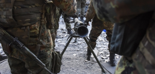 Na Ukrajině se údajně v noci na dnešek opět rozezněly zbraně (ilustrační foto).