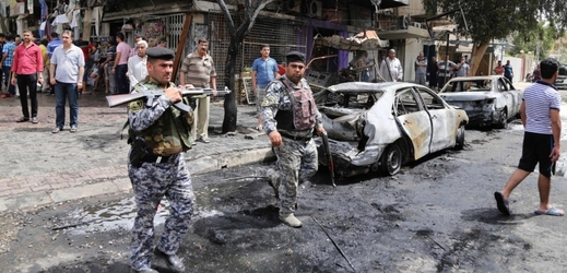 Několik lidí zemřelo v Bagdádu také v pátek, kdy v centru explodoval automobil.