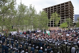 Íránští protestující před saúdskoarabskou ambasádou.