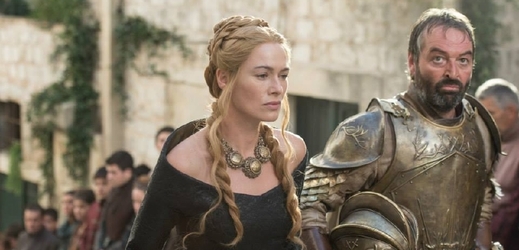 Postavy Cersei Lannister a Meryna Trant v nejnovější páté sérii Hry o trůny.
