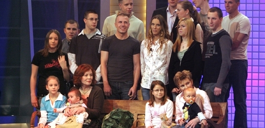 Annegret Raunigková (vlevo dole) se svou početnou rodinou.