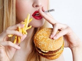 Někteří lidé začnou při velkém stresu nezdravě jíst nebo dokonce i kouřit (ilustrační foto).