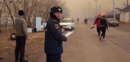 Ruští hasiči uvádějí, že při požáru bylo zničeno přes 1200 domů.