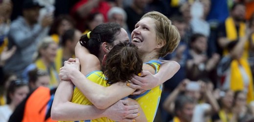 Na kontě má už třetí titul vítězky Evropské ligy basketbalistek, přesto Jana Veselá (vpravo) nemohla uvěřit tomu, že v neděli se spoluhráčkami z USK Praha dokázala ve finále porazit bohatý Jekatěrinburg plný světových hvězd.