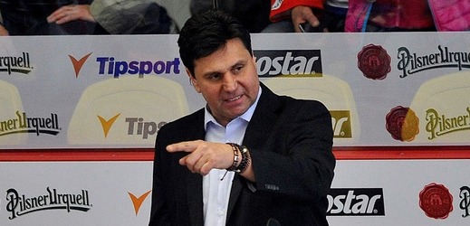 Trenér hokejové reprezentace Vladimír Růžička má i nadále plnou důvěru vedení Českého svazu ledního hokeje (ČSLH).