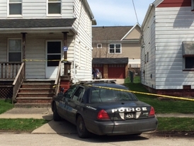 Policejní auto před domem, ve kterém tříletý chlapec zastřelil roční dítě.