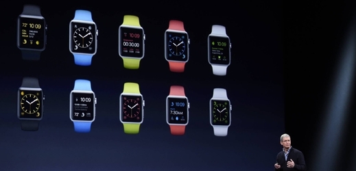 Tim Cook představuje veřejnosti hodinky Apple Watch.