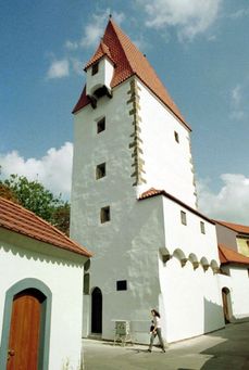 Historická Rabenštejnská věž v centru Českých Budějovic.