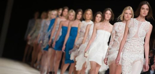 Přehlídka módní značky Nina Ricci na paříýském týdnu módy.