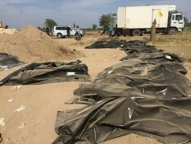 Ostatky těl nalezené v masových hrobech u města Tikrít.