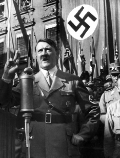 Adolf Hitler během proslovu (archivní snímek).