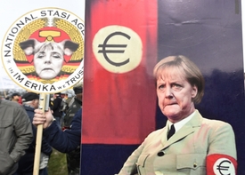 Transparent zobrazující německou kancléřku Angelu Merkelovou jako Hitlera.