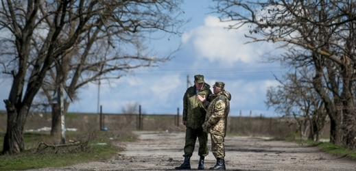Ruský generál Alexander Lentsov mluví s ukrajinským generálem Alexanderem Rozmazninem poblíž vesnice na východní Ukrajině.