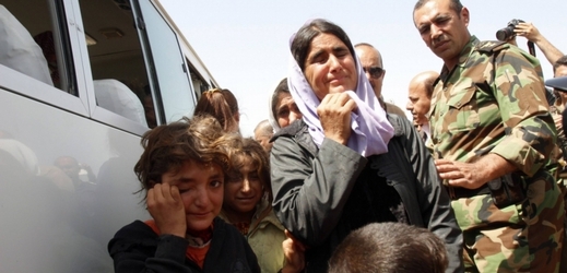 Ženy a děti propuštěné ze zajetí Islámského státu.