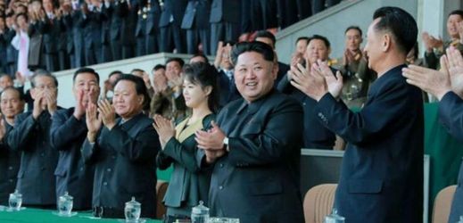 Snímek šťastného severokorejského páru, který se objevil v místním tisku.