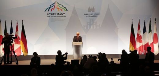Německý ministr zahraničí Frank-Walter Steinmeier mluví na jednání ministrů zahraničí G7 v severoněmeckém Lübecku.