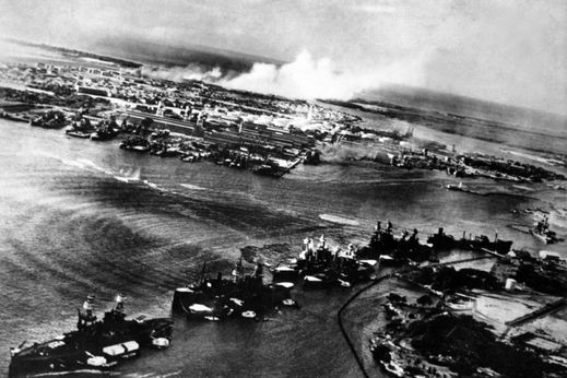 Fotografie pořízená Japonci během útoku na Pearl Harbor.