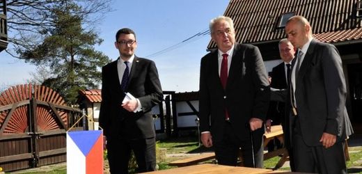 Prezident Miloš Zeman zakončil návštěvu Karlovarského kraje v Aši.