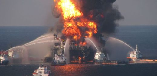 Požár na ropné plošině Deepwater Horizon (snímek z roku 2010).
