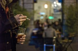 Restaurace si zatím určují samy, zda si jejich návštěvníci mohou zapálit cigaretu (ilustrační foto).