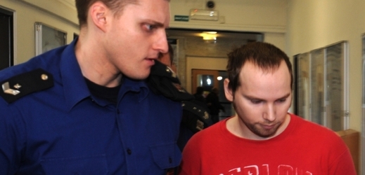 Roman Kalužík (vpravo) dostal za vraždu a znásilnění příbuzné 20 let vězení.