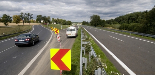 Rychlostní silnice R4 na jihu Čech.