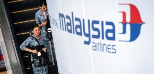 Letušky malajsijské aerolinky před nástupem do letadla. 