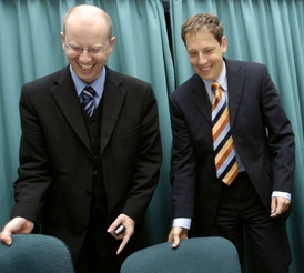 Stanislav Gross (vpravo) s Bohuslavem Sobotkou v roce 2005.