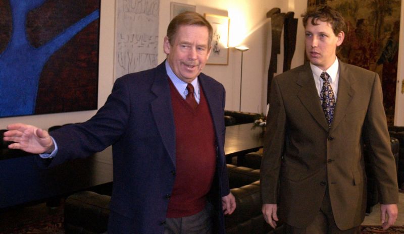 Bývalý prezident Václav Havel (zleva) diskutoval na Pražském hradě s tehdejším ministrem vnitra Stanislavem Grossem o obecné problematice resortu vnitra (snímek z roku 2001).