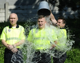 I brněnští hasiči se zapojili do dobročinné akce Ice Bucket Challenge.