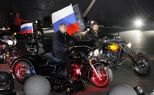 Vladimir Putin na projížďce s konvojem Nočních vlků.