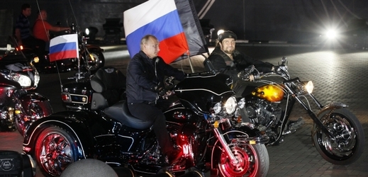 Vladimir Putin v sedle s Nočními vlky.