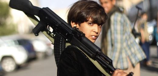Jemenský chlapec se zbraní v ulicích hlavního města Saná.