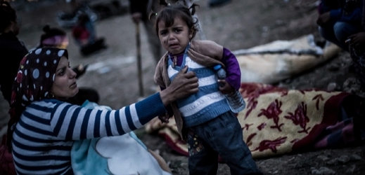 Poblíž Kobani lidé shromáždili těla svých příbuzných, kteří zemřeli při ostřelování města.