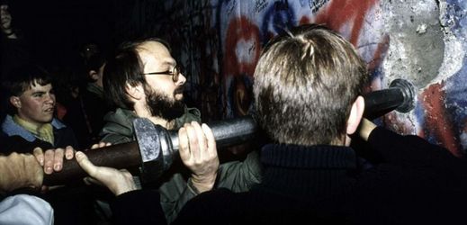 Lidé ničí berlínskou zeď (snímek z roku 1989).