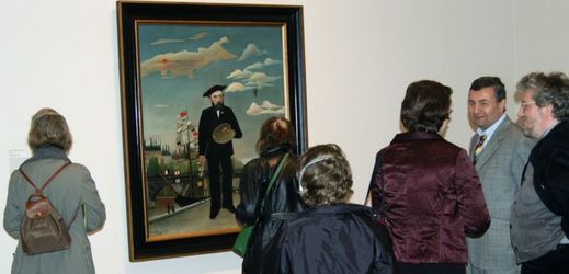 Návštěvníci si prohlížejí autoportrét malíře Henriho Rousseaua.
