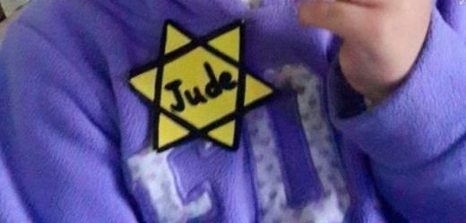 Učitelka z izraelské  mateřské školky připnula dětem na šatičky Davidovu hvězdu.