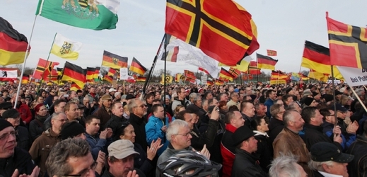 Přes deset tisíc příznivců Pegidy na demonstraci 13. dubna 2013.
