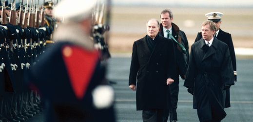 Francouzský a český prezident v roce 1993. François Mitterrand a Václav Havel na přehlídce čestné jednotky na ruzyňském letišti.