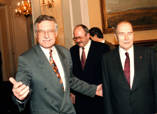 Prezidenta Mitterranda (vpravo) provází během jednání v Praze roku 1993 tehdejší premiér Václav Klaus (vlevo).