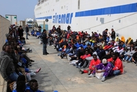 Uprchlíci na ostrově Lampedusa, jižní Itálie.